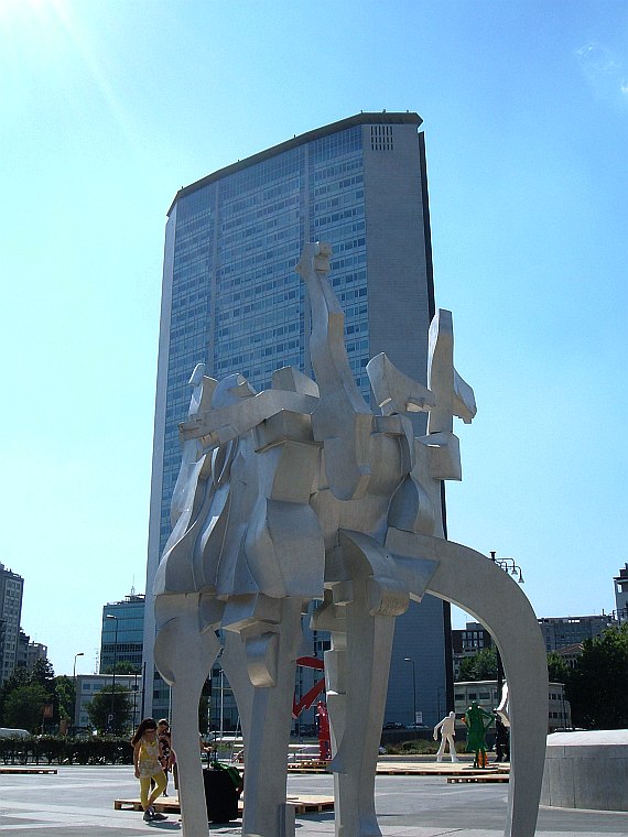 opera di Kurt Laurenz Metzlers, scorcio col grattacielo Pirelli